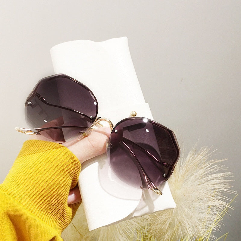 Elevate Your Look with Stylish, Oversized Square Sunglasses for Women!