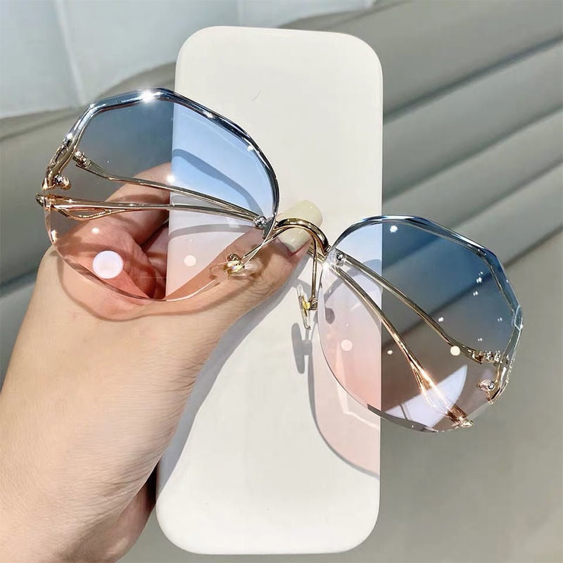 Elevate Your Look with Stylish, Oversized Square Sunglasses for Women!