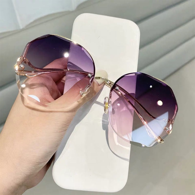 Elevate Your Look with Stylish, Oversized Square Sunglasses for Women!