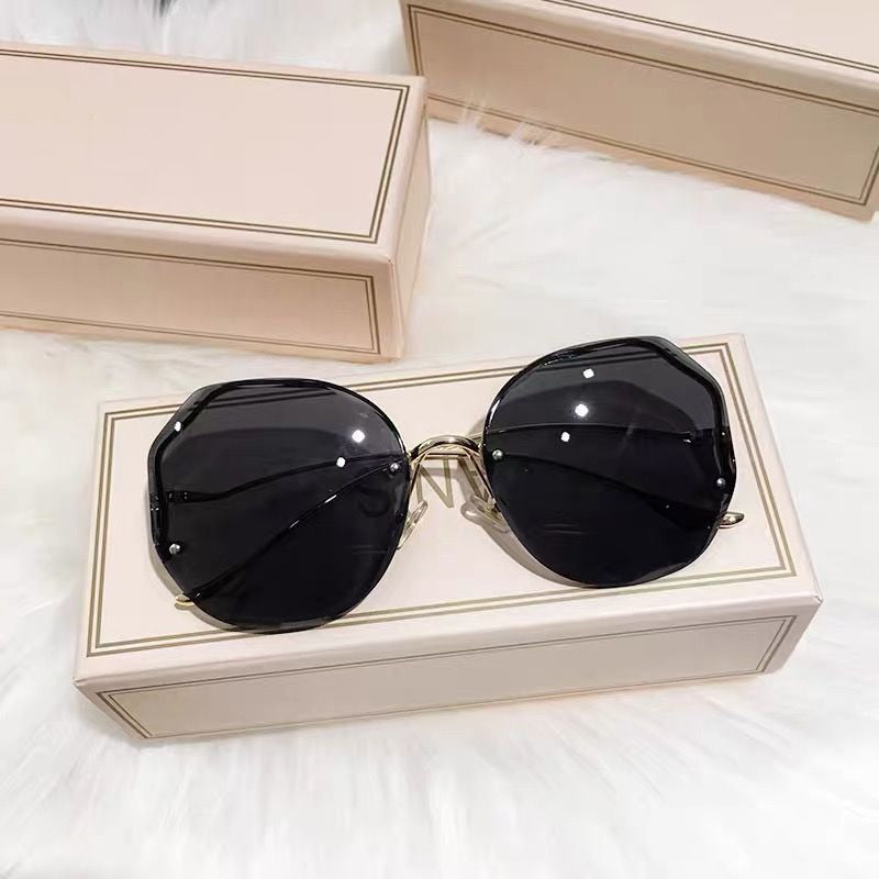 Elevate Your Look with Stylish, Oversized Square Sunglasses for Women!